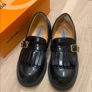 Rondinella black fringe loafer